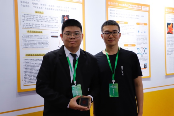 穿着西装笔挺的男子与图片配字
描述已自动生成