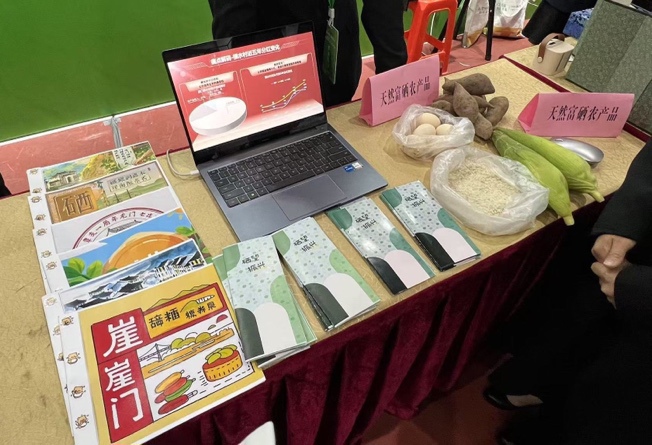 桌子上摆放着广告卡片和许多书
描述已自动生成