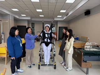 健康与护理学院携手深圳作为，赋能教师智慧老年康复仪器培训