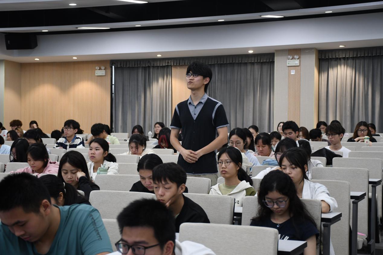 D:/广州华立学院科研秘书工作/2025.3.27 江门市人民医院唐欣慧主任讲座/3.26学术讲座/男学生提问.JPG男学生提问