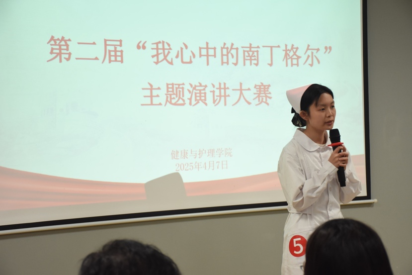 男人看着屏幕
描述已自动生成