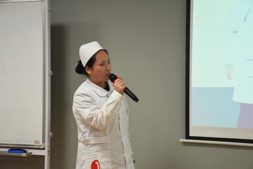 图片包含 室内, 人, 站, 男人
描述已自动生成