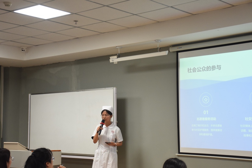 房间里男人和女人在电视前
中度可信度描述已自动生成