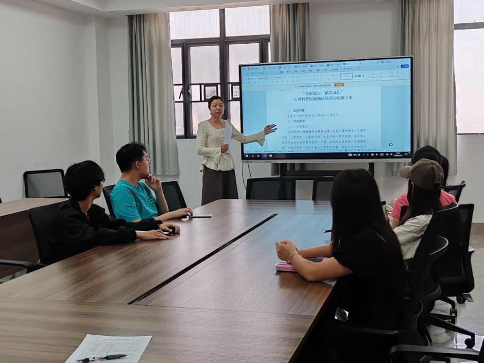 人们在室内玩桌子上的电脑
描述已自动生成