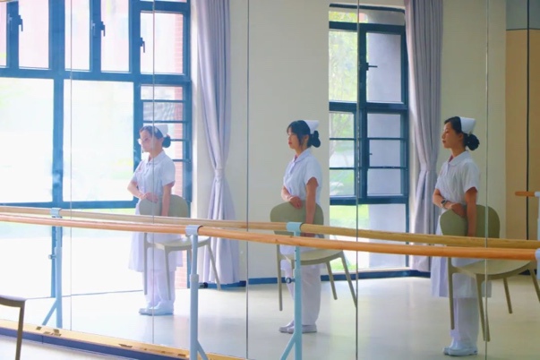 图片包含 人, 人们, 男人, 窗户
描述已自动生成