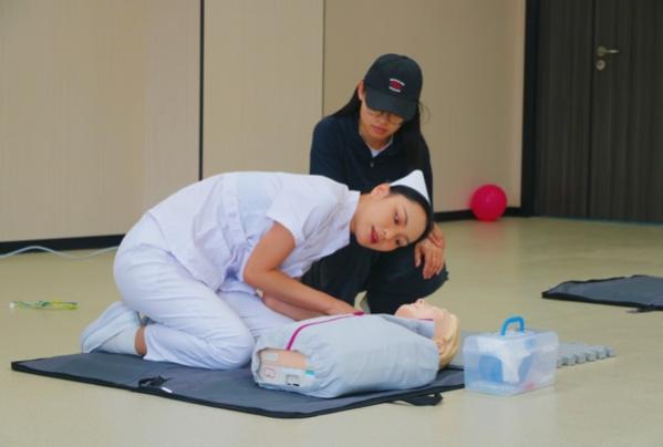 人抱着小孩
低可信度描述已自动生成