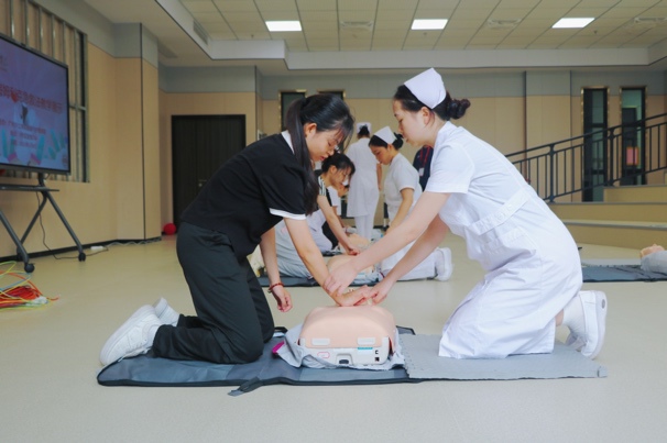 图片包含 室内, 天花板, 人, 男人
描述已自动生成