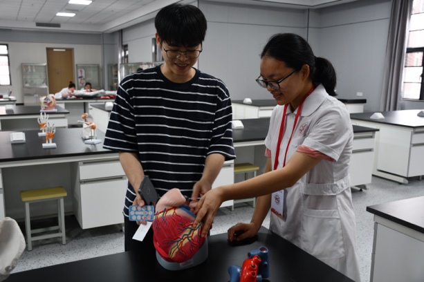 一些人在厨房里做饭
描述已自动生成