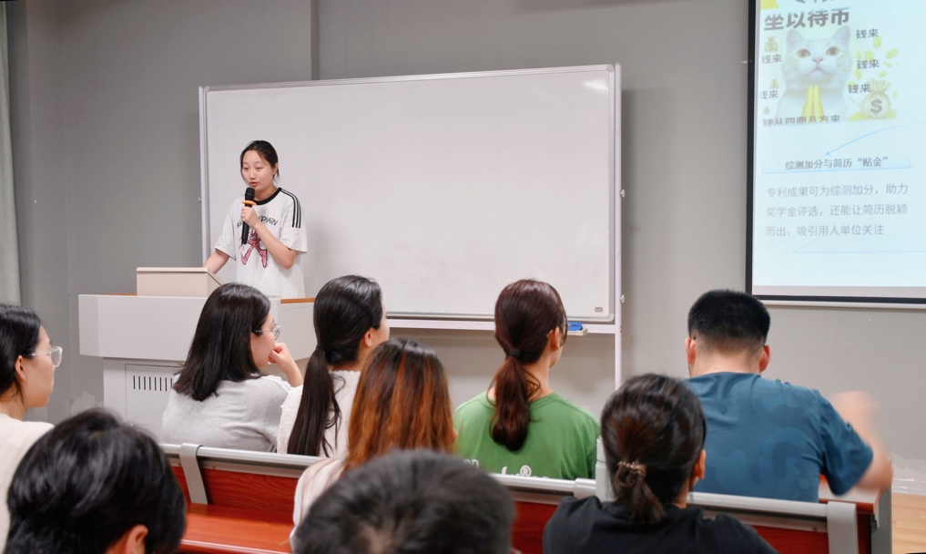 一群人在房间里
描述已自动生成