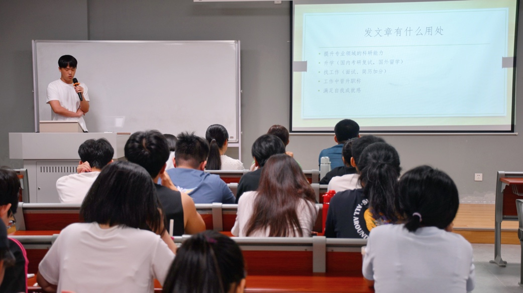 一群人在台上演讲
中度可信度描述已自动生成