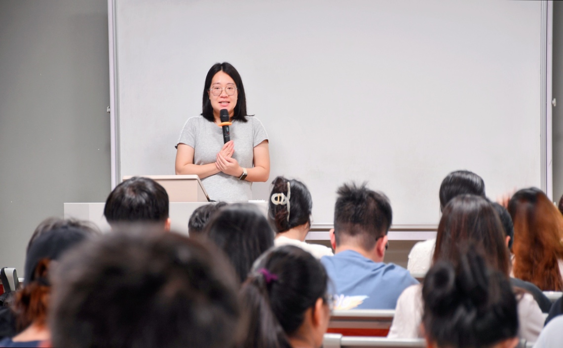 一群人在房间里
描述已自动生成