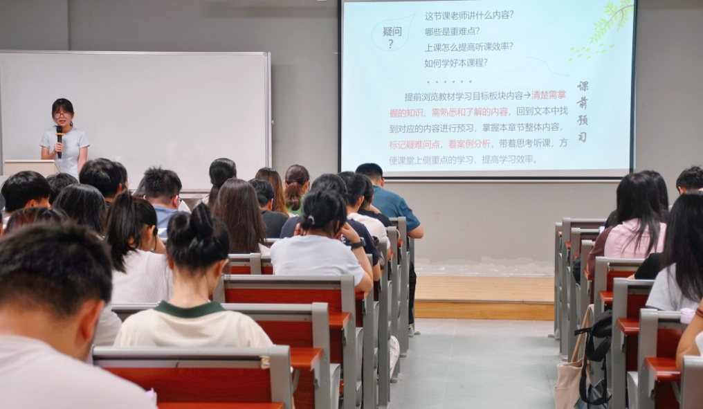 会议室里的人们
描述已自动生成