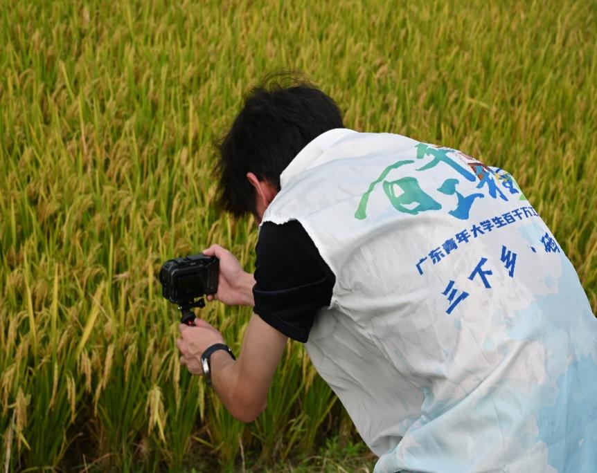 男人躺在草地上
AI 生成的内容可能不正确。