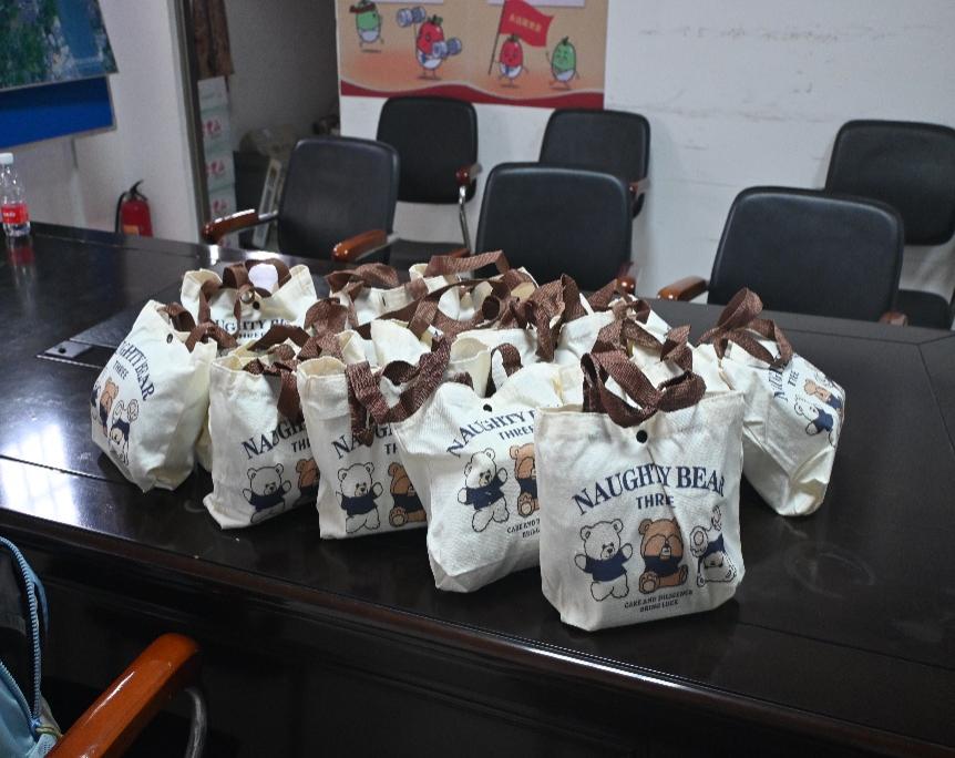 桌子上放着许多蛋糕
AI 生成的内容可能不正确。