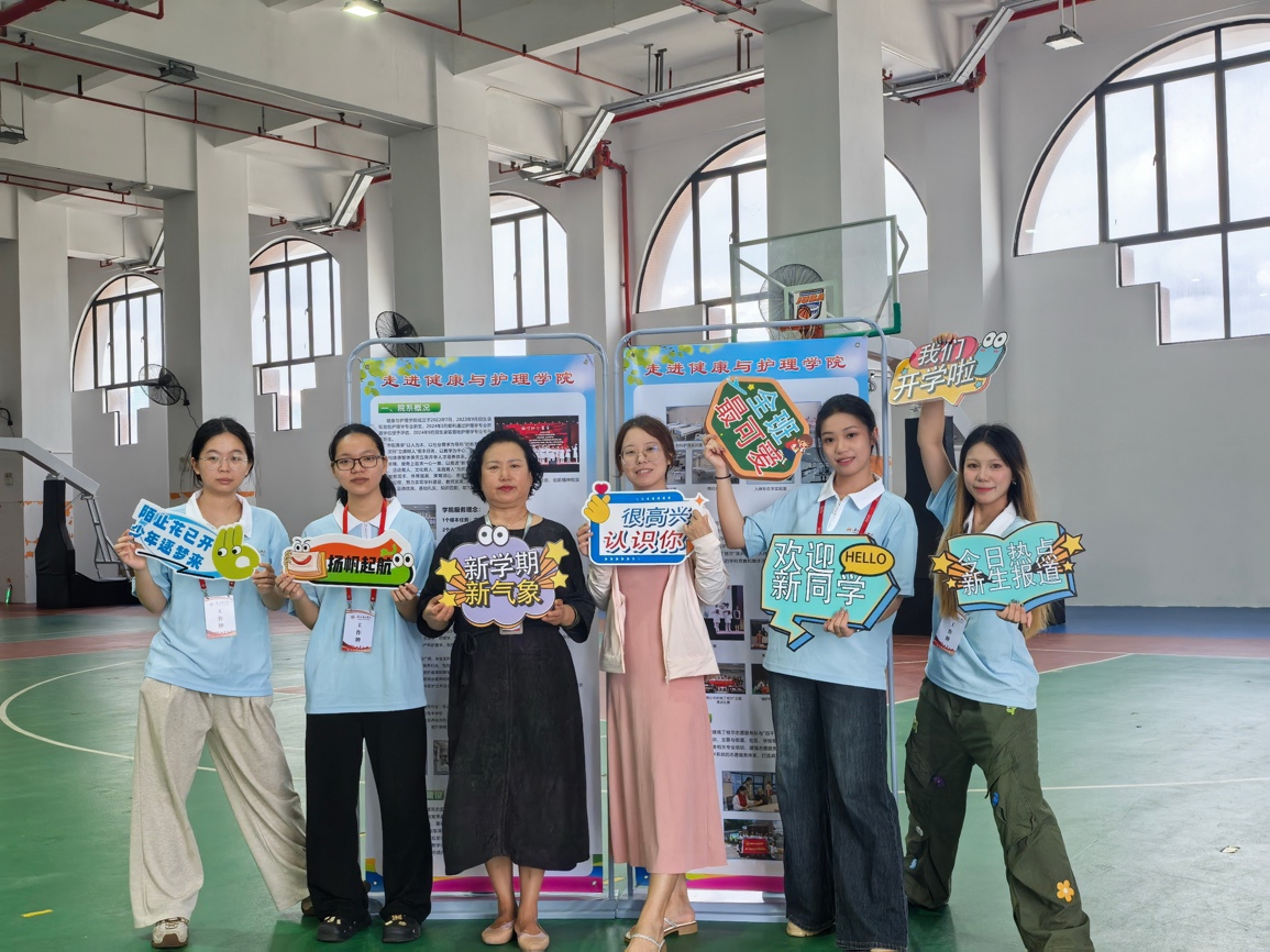 图片包含 室内, 人, 建筑, 小孩
描述已自动生成