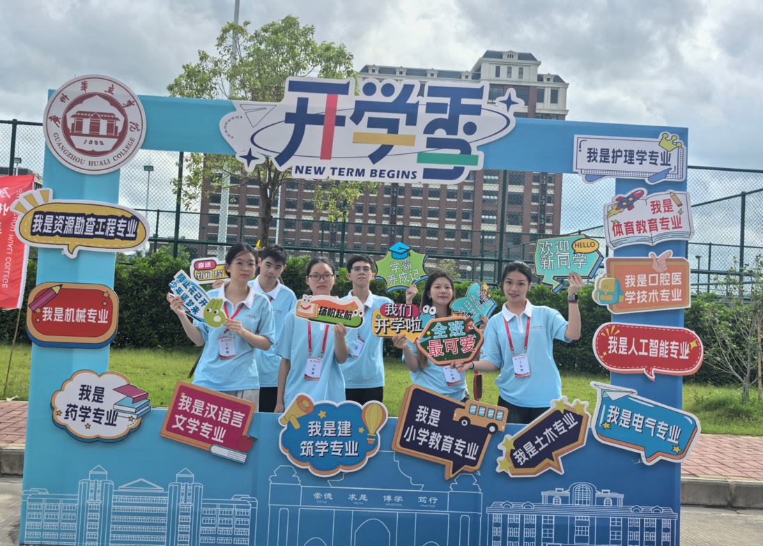 街道边立着指示牌
中度可信度描述已自动生成