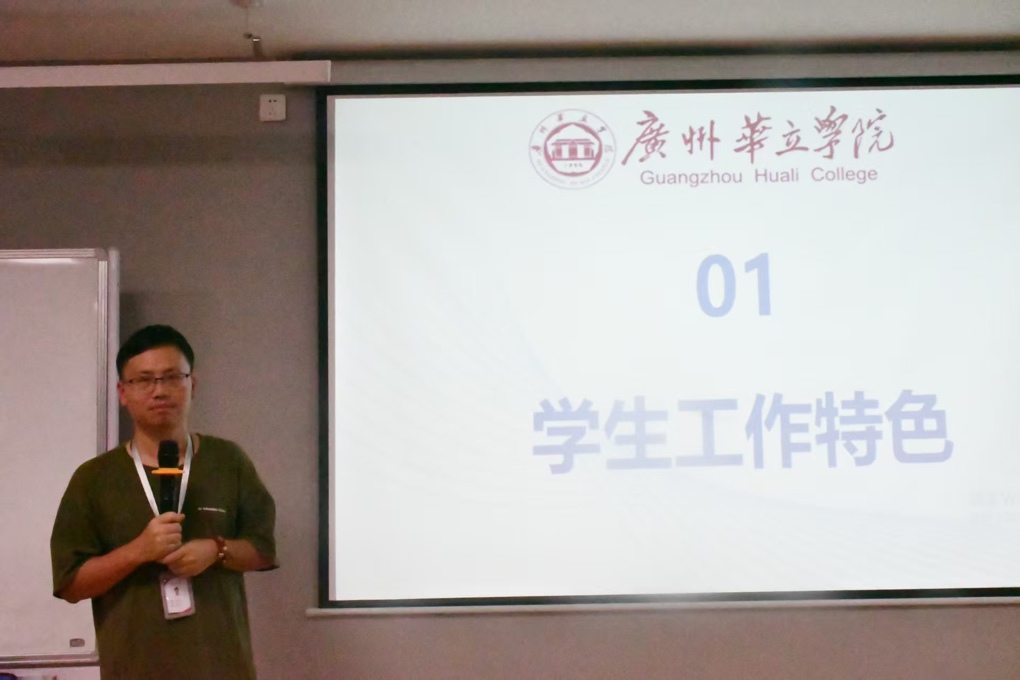 男人站在电视前
描述已自动生成