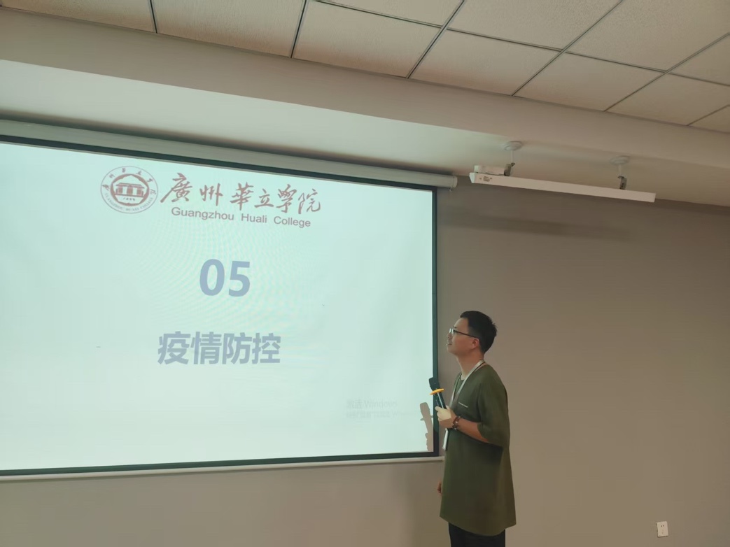 图片包含 天花板, 室内, 站, 男人
描述已自动生成