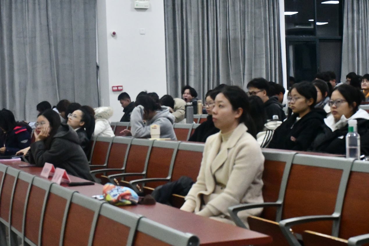 会议室里的人们

AI 生成的内容可能不正确。