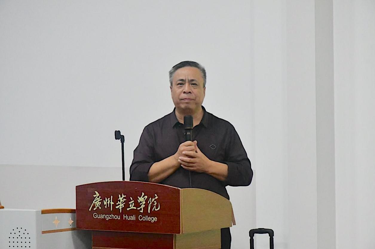 男人的照片上写着字
描述已自动生成