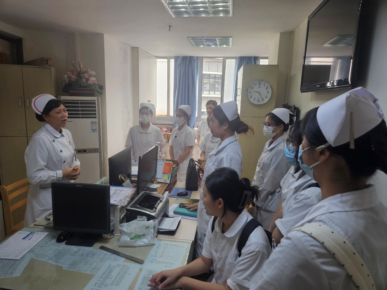 图片包含 人, 室内, 人们, 笔记本
AI 生成的内容可能不正确。