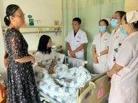 暖心关怀护学子，校企同心显温情——健康与护理学院领导探望患病实习学生