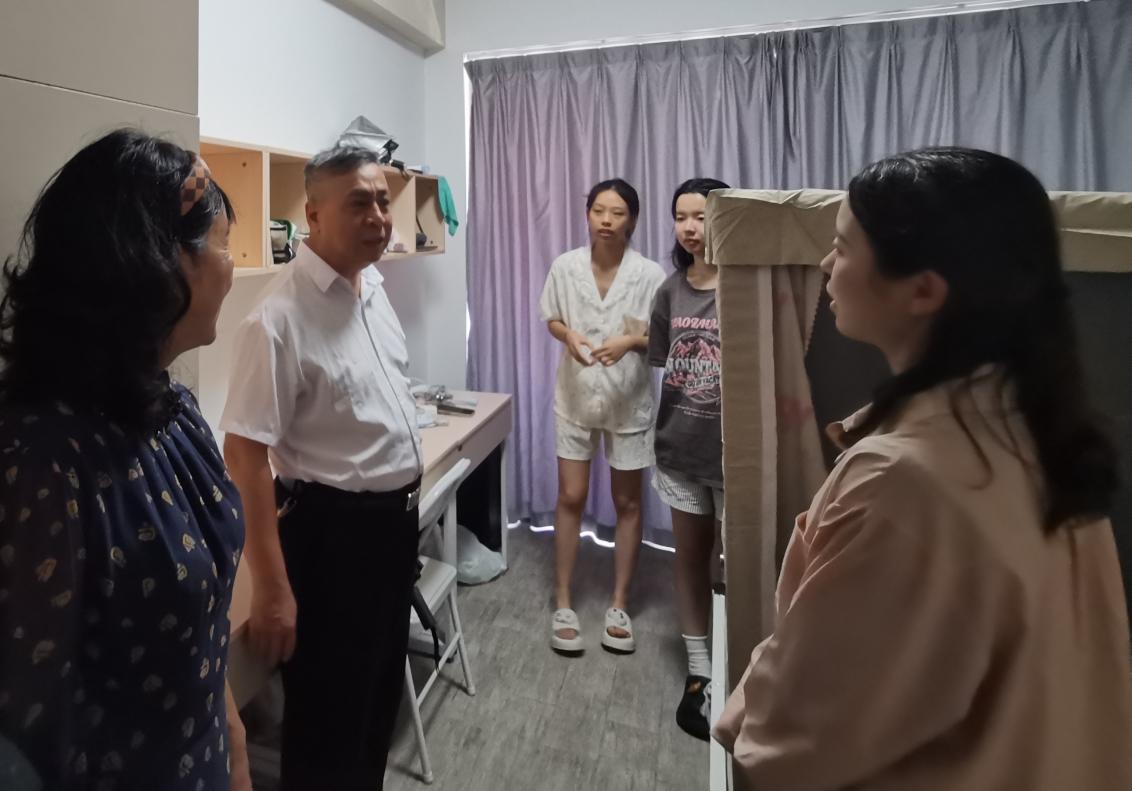 /Users/zhanglifang/Desktop/新闻稿：2026年8月16日《走访宿舍 温情关怀——健康与护理学院走访2026级专升本新生宿舍》/图片5.jpg图片5