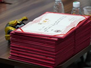 学生艺术作品捐赠仪式圆满结束