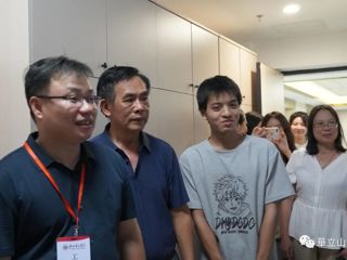 关怀入寝，以心暖新|学校领导老师下沉学生宿舍慰问新生