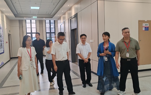 余敬华副区长莅临华立学院江门校区调研智能护理共建基地建设工作