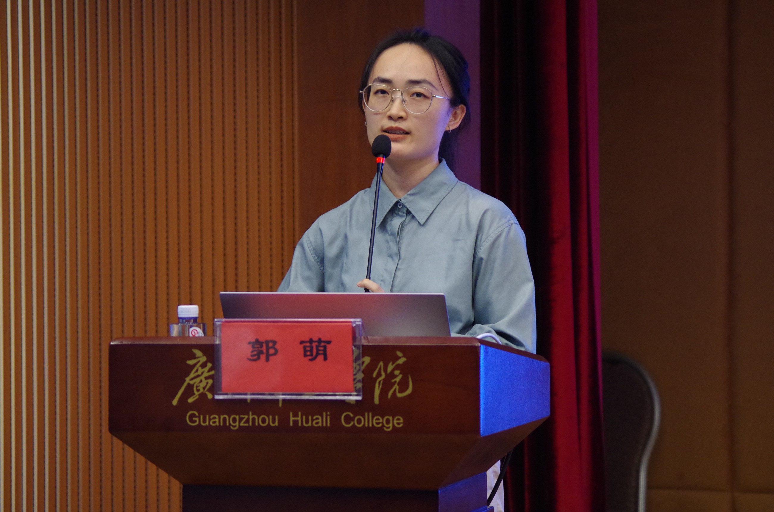 图书馆郭萌老师讲解图书馆资源与服务指引