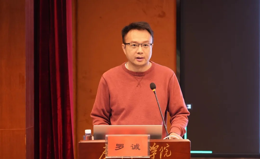 学生处处长罗诚讲解学生管理制度