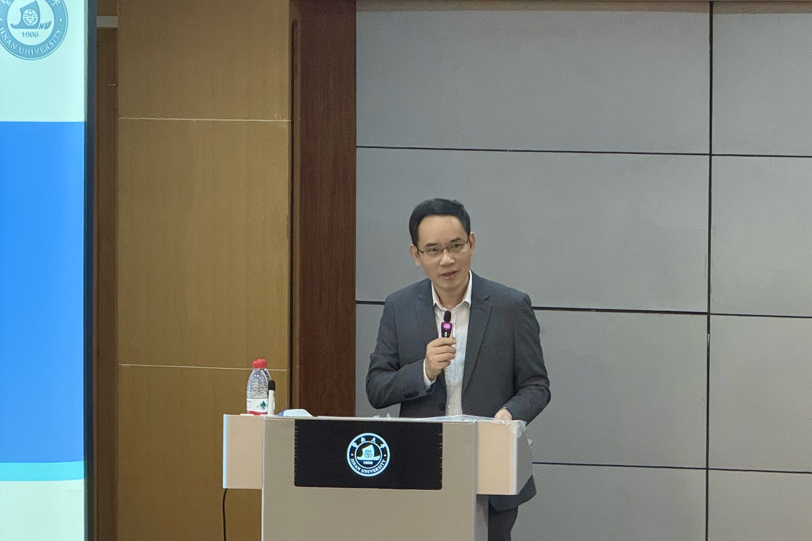 暨南大学教育学院熊卫华院长在开班仪式上讲话