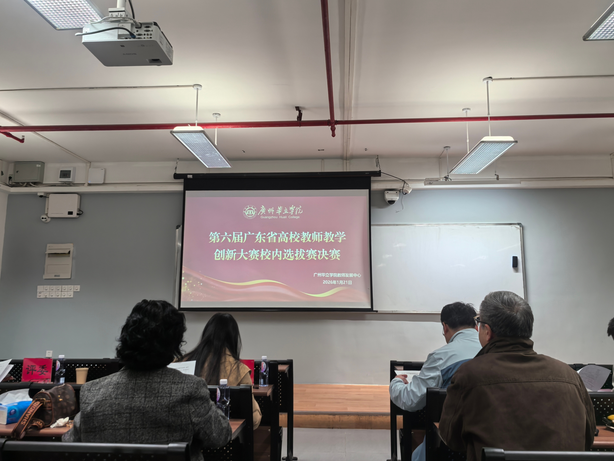 评审委员会坐镇决赛现场，认真聆听、观摩并评分