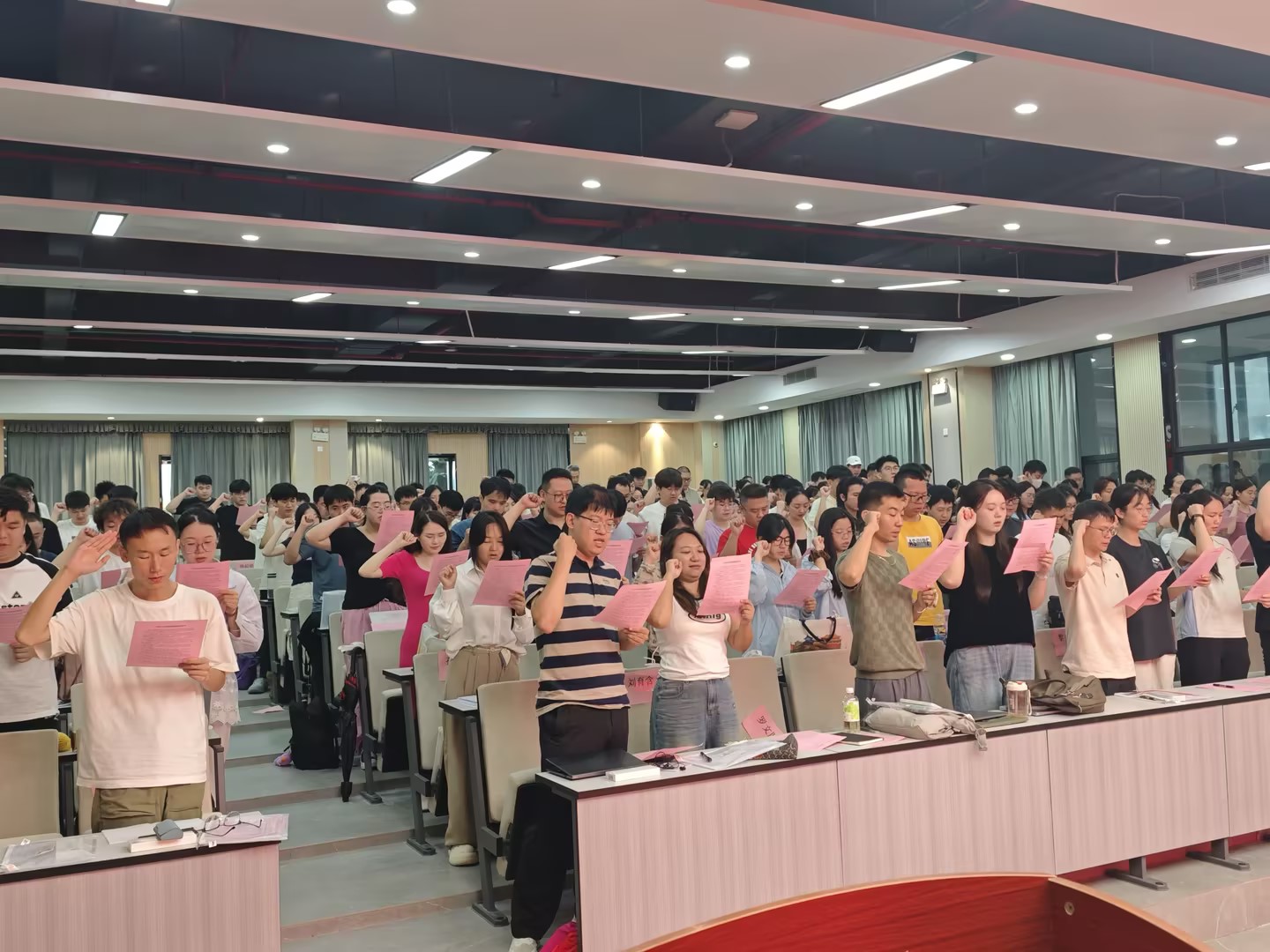 教师发展中心主任柏志全带领全体新入职教师宣誓