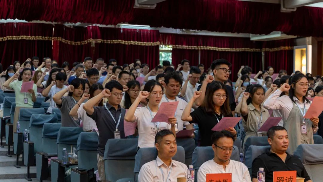 常务副校长柏育红带领全体新入职教师宣誓