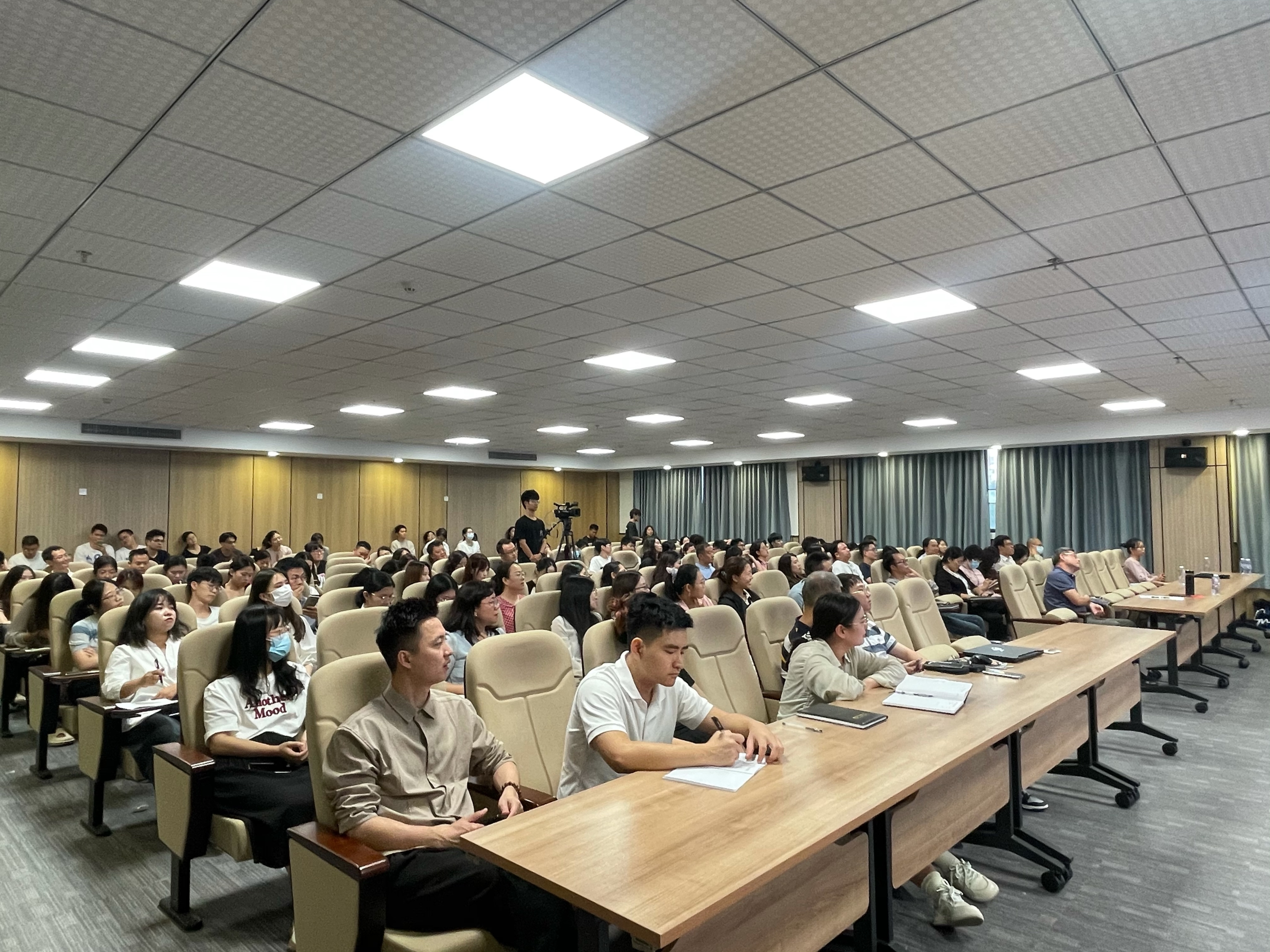 教师们认真听讲 教师们认真听讲