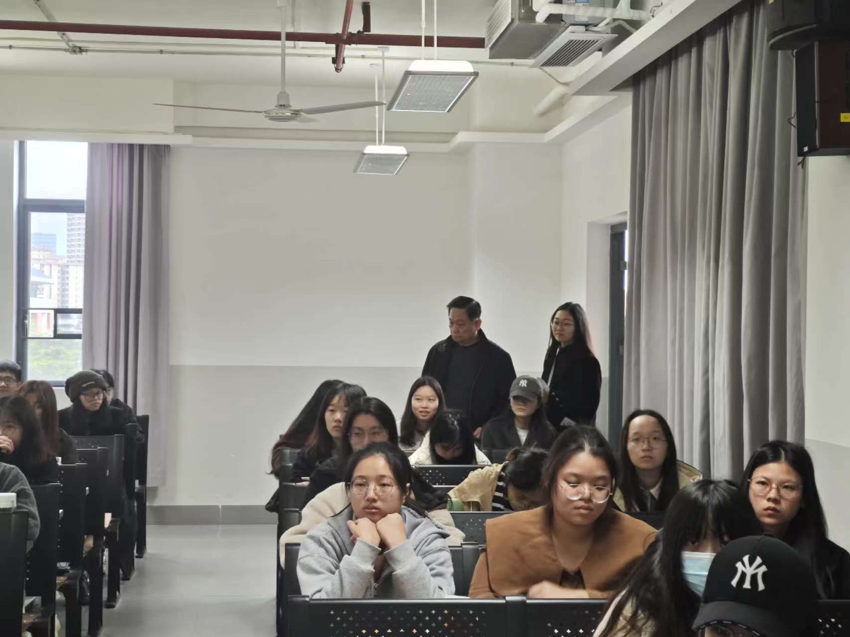 图二 李琼生书记