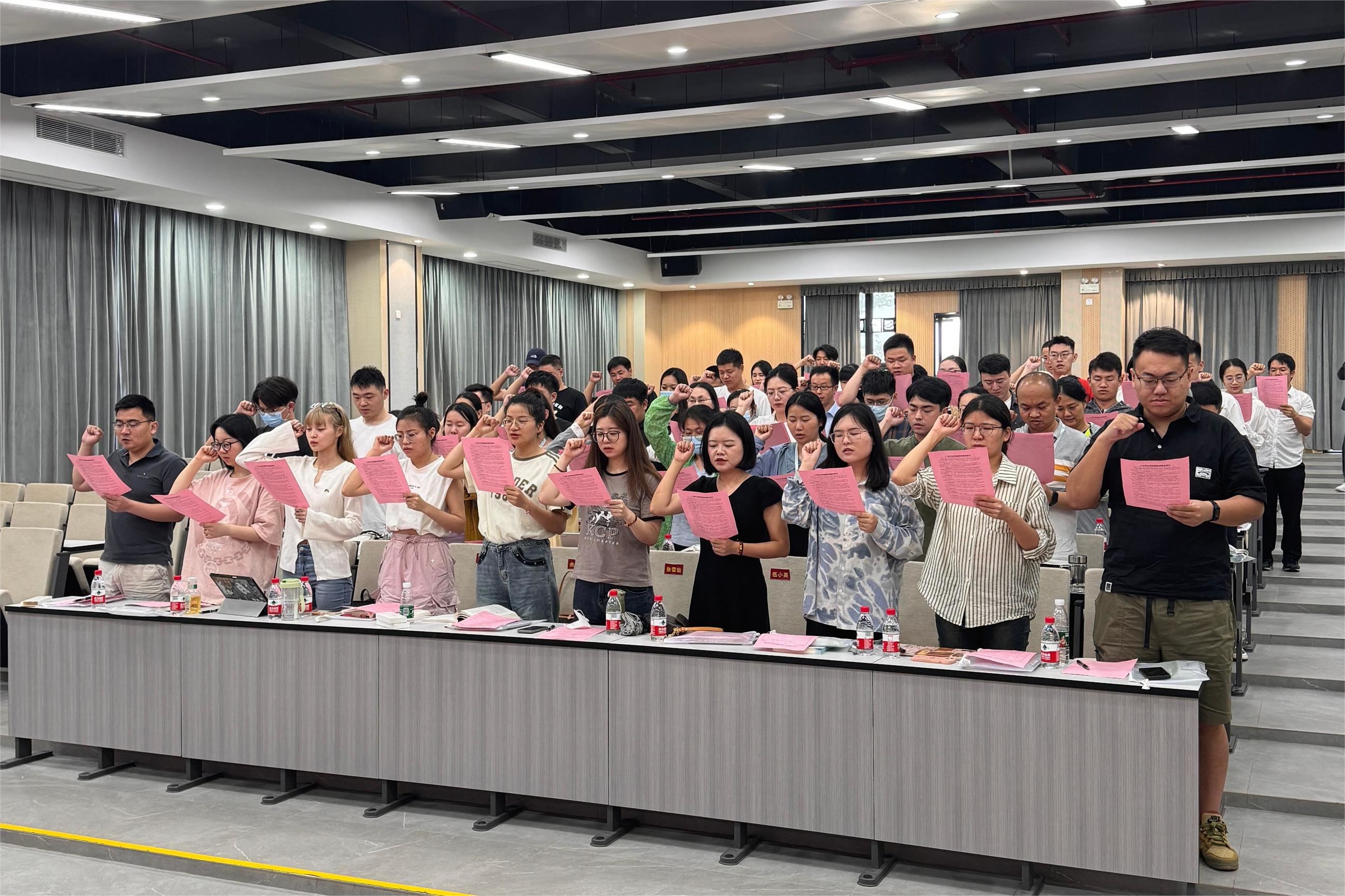 副校长欧洁梅带领全体新入职教师宣誓