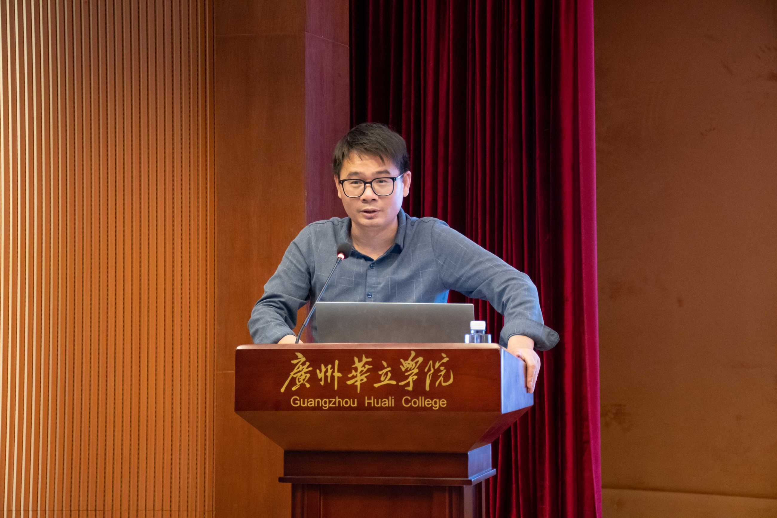 科研处处长李有红讲解科研能力提升及晋级