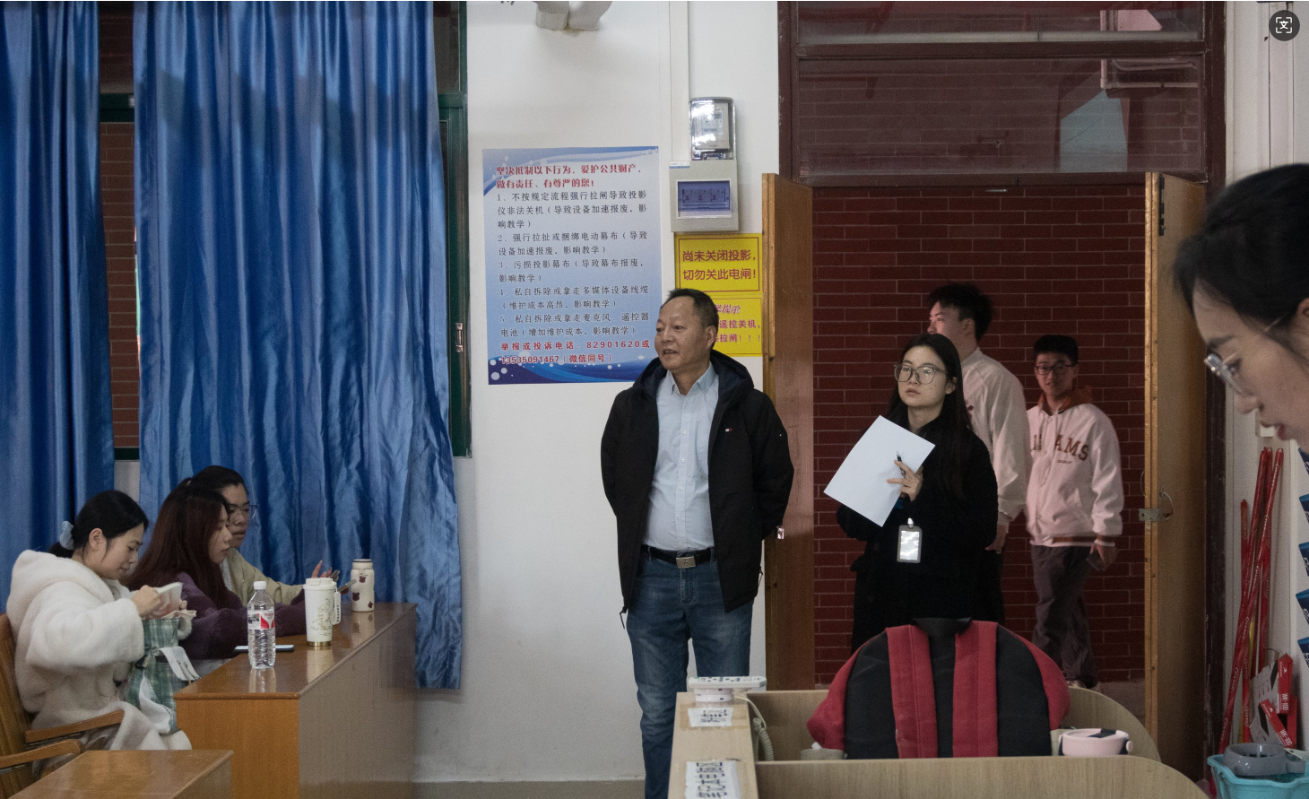 副校长黄秋文深入课堂检查