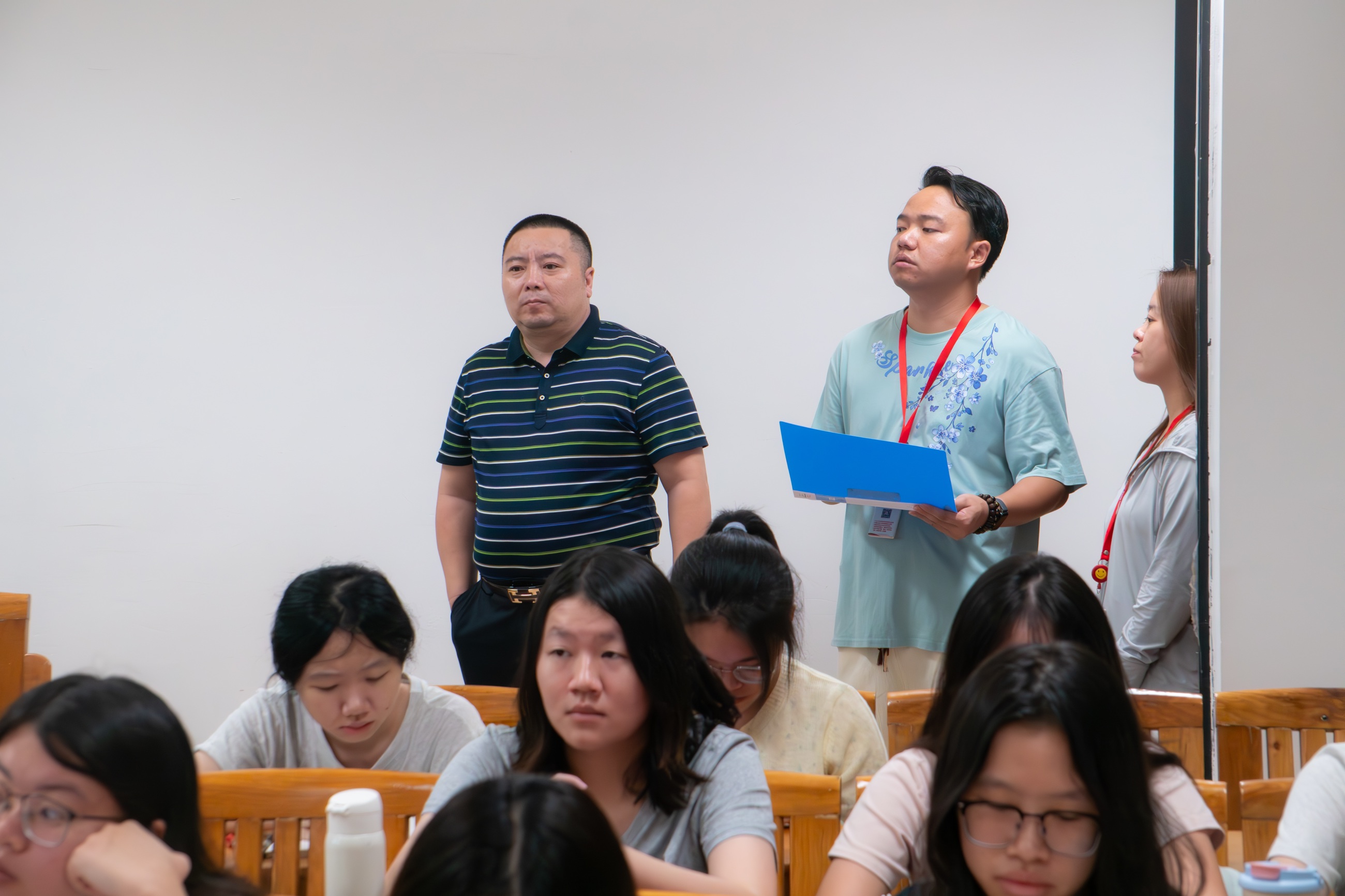 李校(1) 李校(1)