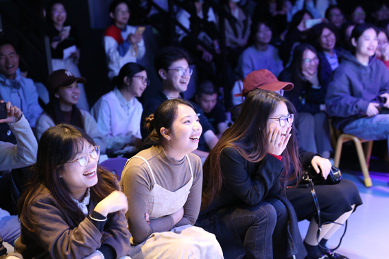 一群人正在听演讲
AI 生成的内容可能不正确。