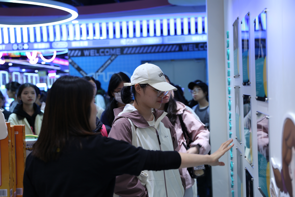 图片包含 人, 室内, 站, 男人
AI 生成的内容可能不正确。