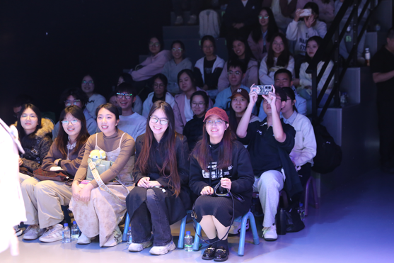 一群人聚在一起
AI 生成的内容可能不正确。