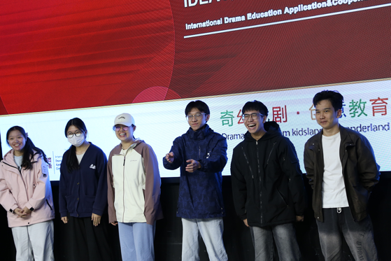 一群人站在一起
AI 生成的内容可能不正确。