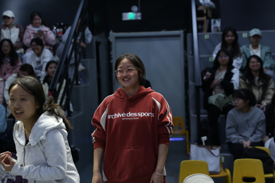 人站在人群中
AI 生成的内容可能不正确。