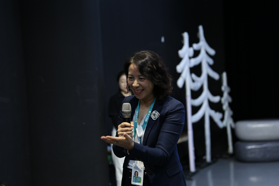 穿西装的男子手里拿着手机的女人
AI 生成的内容可能不正确。