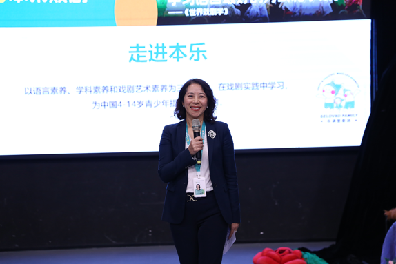 屏幕上的男人和女人站在截图
AI 生成的内容可能不正确。