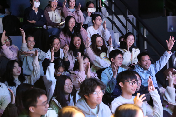 一群人站在人群中
AI 生成的内容可能不正确。